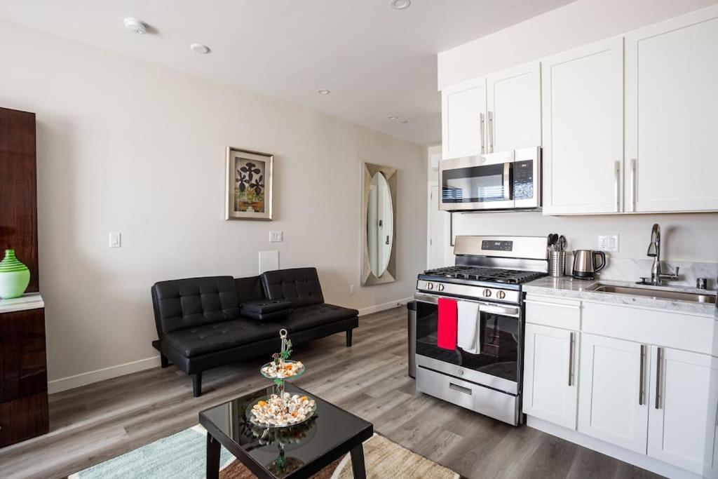 Lovely W Full Kitchen In Heart Of Apartment San Diego